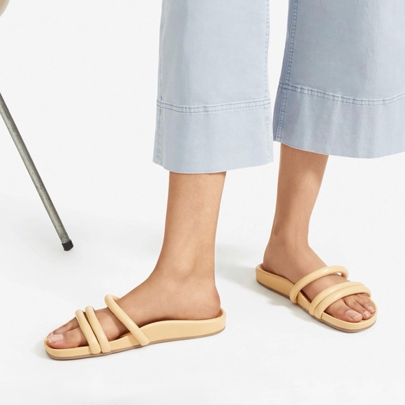 Everlane The Form Three Strap
Slide Sandals in Apricot - Picture 3 of 8